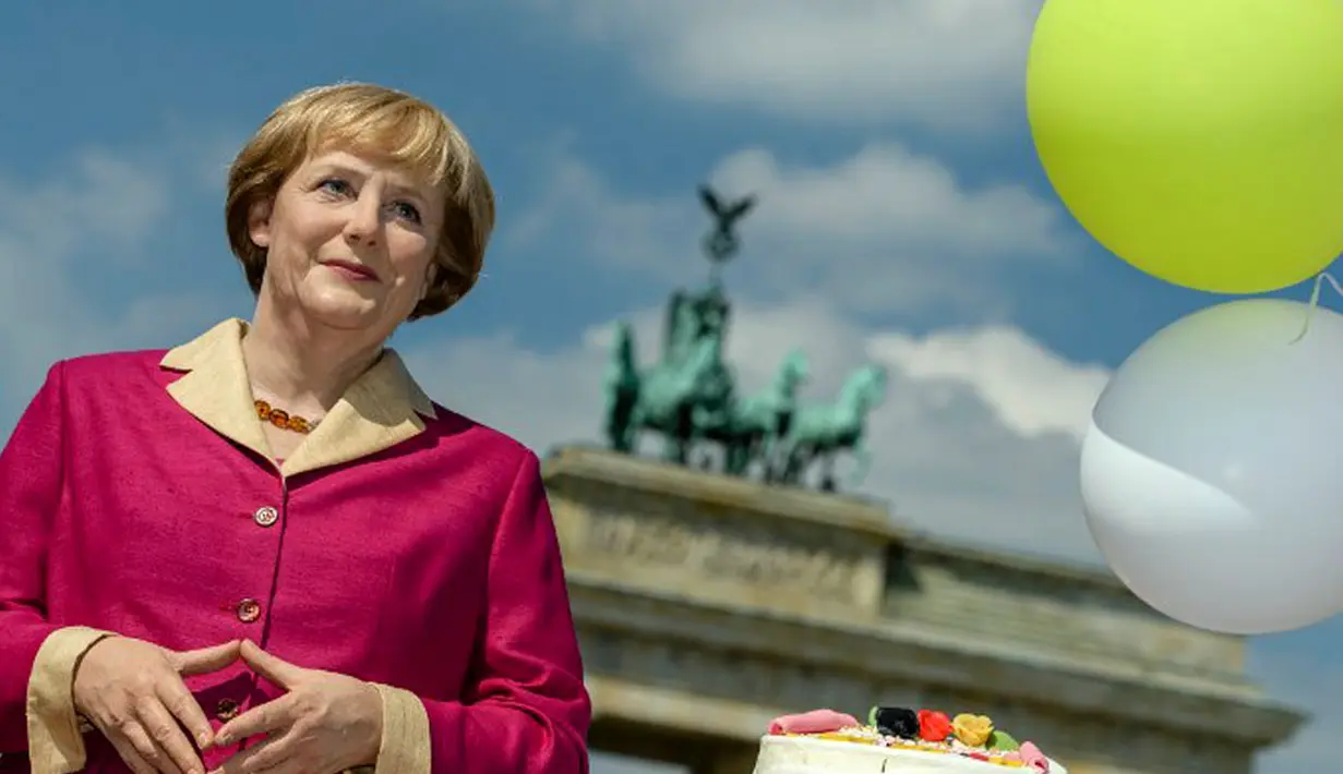 Perayaan ulang tahun ke 60 Kanselir Jerman, Angela Merkel, ditandai kemunculan patung lilin di depan gerbang Brandenburg di Berlin, (16/7/2014). (AFP PHOTO/Clemens Bilan)