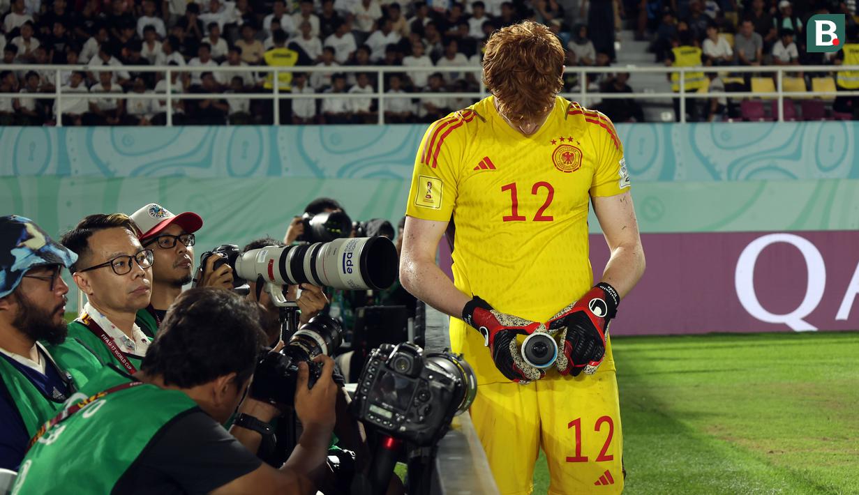 Penjaga gawang Timnas Jerman U-17 Konstantin Heide melihat contekan yang menempel di botol air minum miliknya saat babak adu penalti dalam pertandingan Final Piala Dunia U-17 2023 melawan Prancis U-17 yang berlangsung di Stadion Manahan, Solo, Sabtu (2/12/2023). (Bola.com/Abdul Aziz)