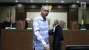 Terdakwa perintangan penyidikan korupsi E-KTP, Bimanesh Sutarjo usai sidang putusan di Pengadilan Tipikor, Jakarta, Senin (16/7). Bimanesh dinyatakan bersalah dan dijatuhi hukuman tiga tahun penjara, denda Rp 150 juta. (Liputan6.com/Helmi Fithriansyah)