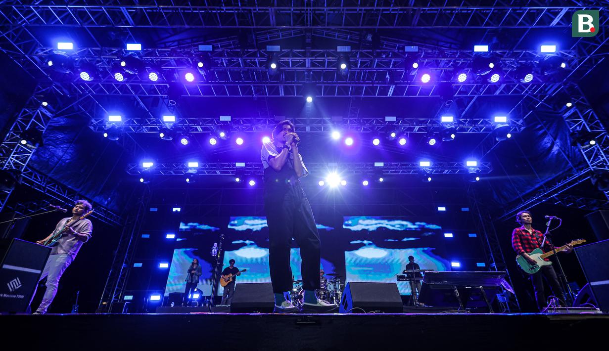 Penampilan Sheila on 7 dalam acara Kapanlagi Buka Bareng (KLBB) 2026 yang berlangsung di Stadion Madya, Senayan, Jakarta, Minggu (01/03/2026). (Bola.com/Bagaskara Lazuardi)