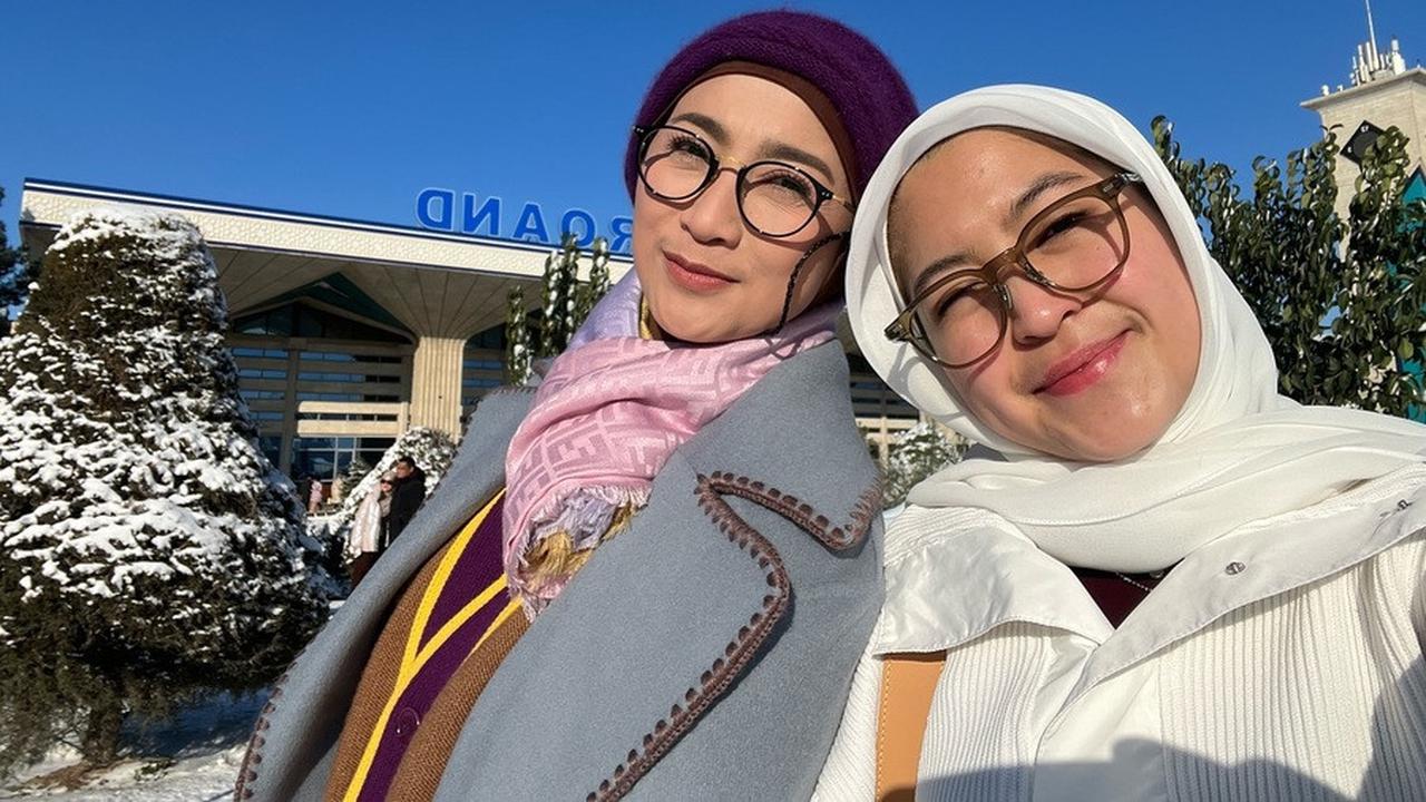 8 Potret Desy Ratnasari dan Nasywa Nathania Hamzah Nikmati Liburan Bersalju di Uzbekistan, Kompak dengan Sang Putri Tercinta Meski Sulit Diajak Foto Bersama