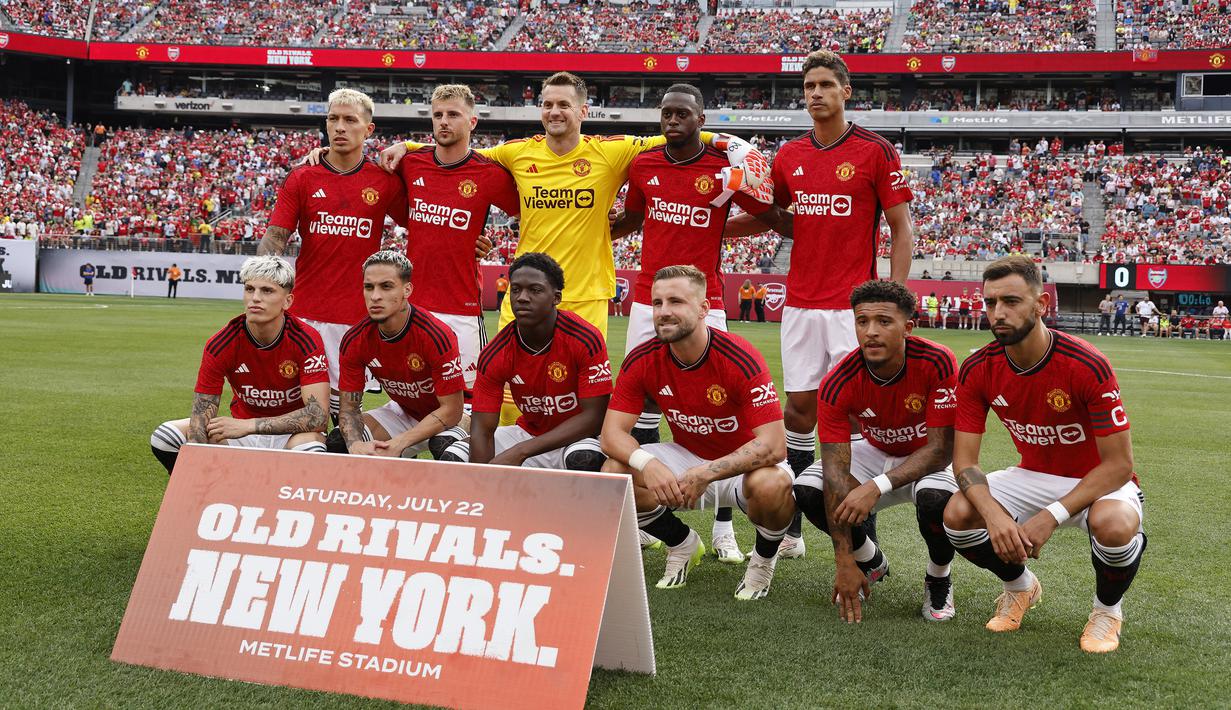 Para pemain starter Manchester United berfoto bersama sebelum dimulainya laga menghadapi Arsenal pada laga pramusim 2023/2024 di MetLife Stadium, New Jersey, USA, Minggu (23/7/2023) pagi WIB. (AFP/Getty Images/Al Bello)