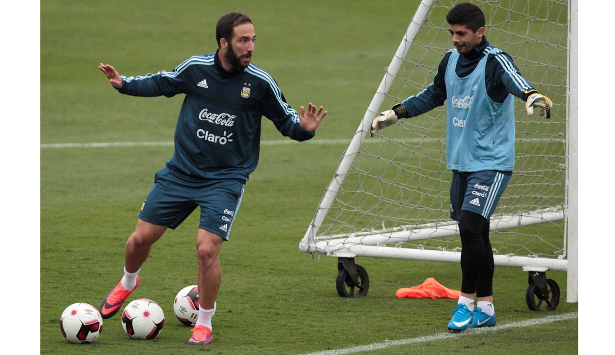 Pemain andalan Juventus, Gonzalo Higuain saat mengikuti sesi latihan timnas Argentina jelang melawan Peru pada kualifikasi Piala Dunia 2018 di Lima, Peru (4/10/2016). (REUTERS/Guadalupe Pardo)