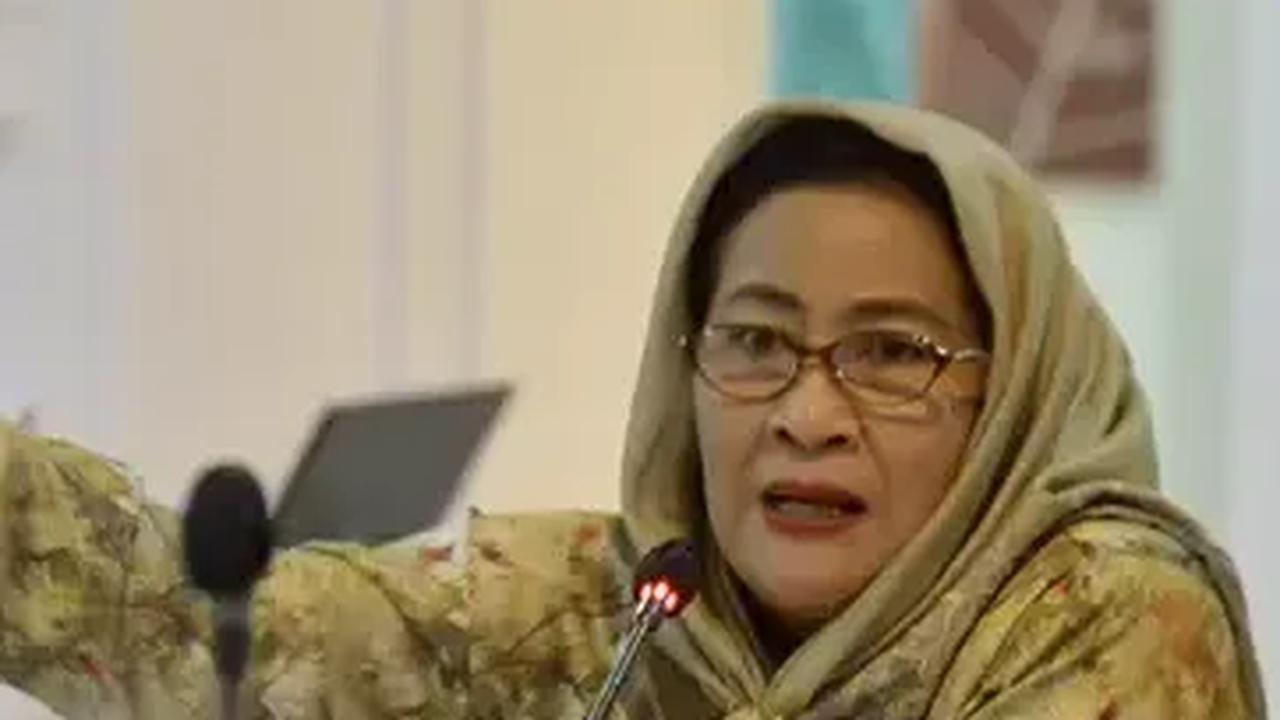 Fraksi PDIP DPRD DKI Jakarta memberikan sanksi keras kepada Cinta Mega yang kedapatan bermain game saat rapat paripurna. Ketua Fraksi PDIP DPRD DKI Jakarta Gembong Warsono mengatakan, sanksi keras ini berupa surat teguran yang akan diteruskan kepada DPD.