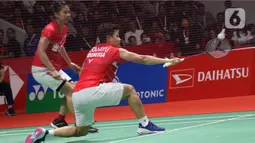 Pebulutangkis Indonesia, Greysia Polii/Apriyani Rahayu saat laga melawan Maiken Fruergaard/Sara Thygesen (Denmark) pada final ganda putri Indonesia Masters 2020 di Istora GBK, Jakarta, MInggu (19/1/2020). Greysia/Apriyani unggul 18-21 21-11 23-21. (Liputan6.com/Helmi Fithriansyah)