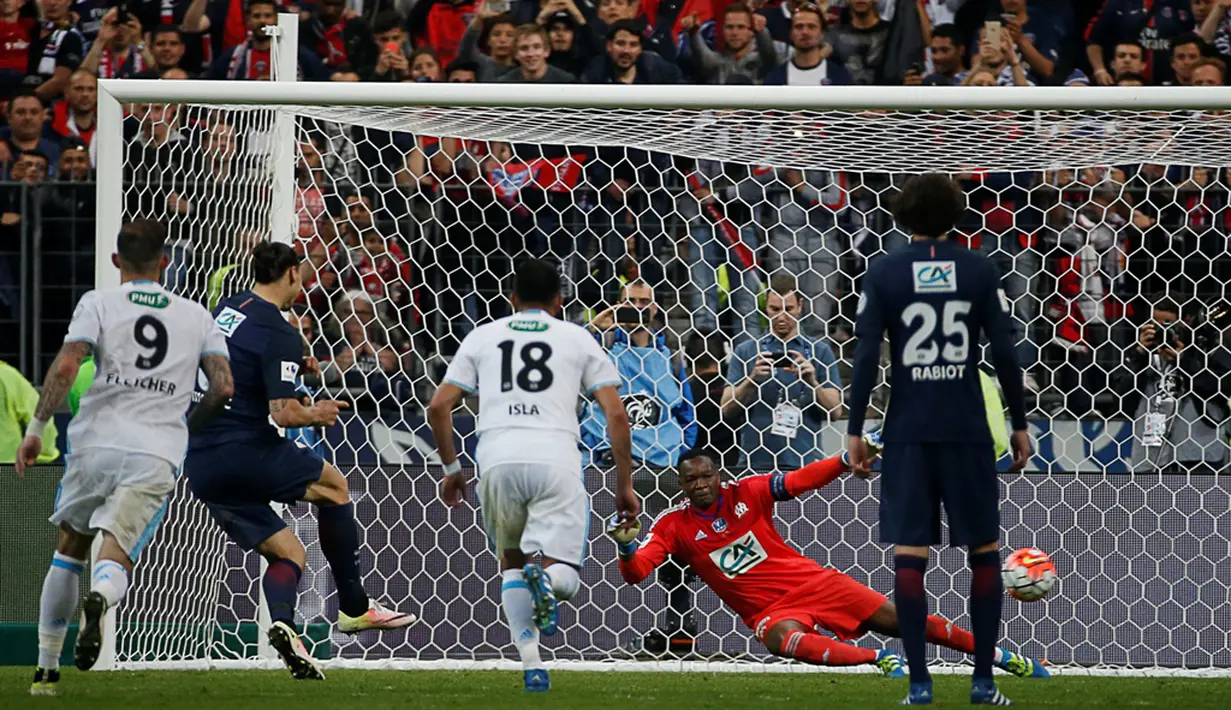 Pemain PSG, Zlatan Ibrahimovic, mencetak gol ke gawang Marseille pada final Coupe de France di Stade de France, Sabtu (21/5/2016). (AFP/Thomas Samson)