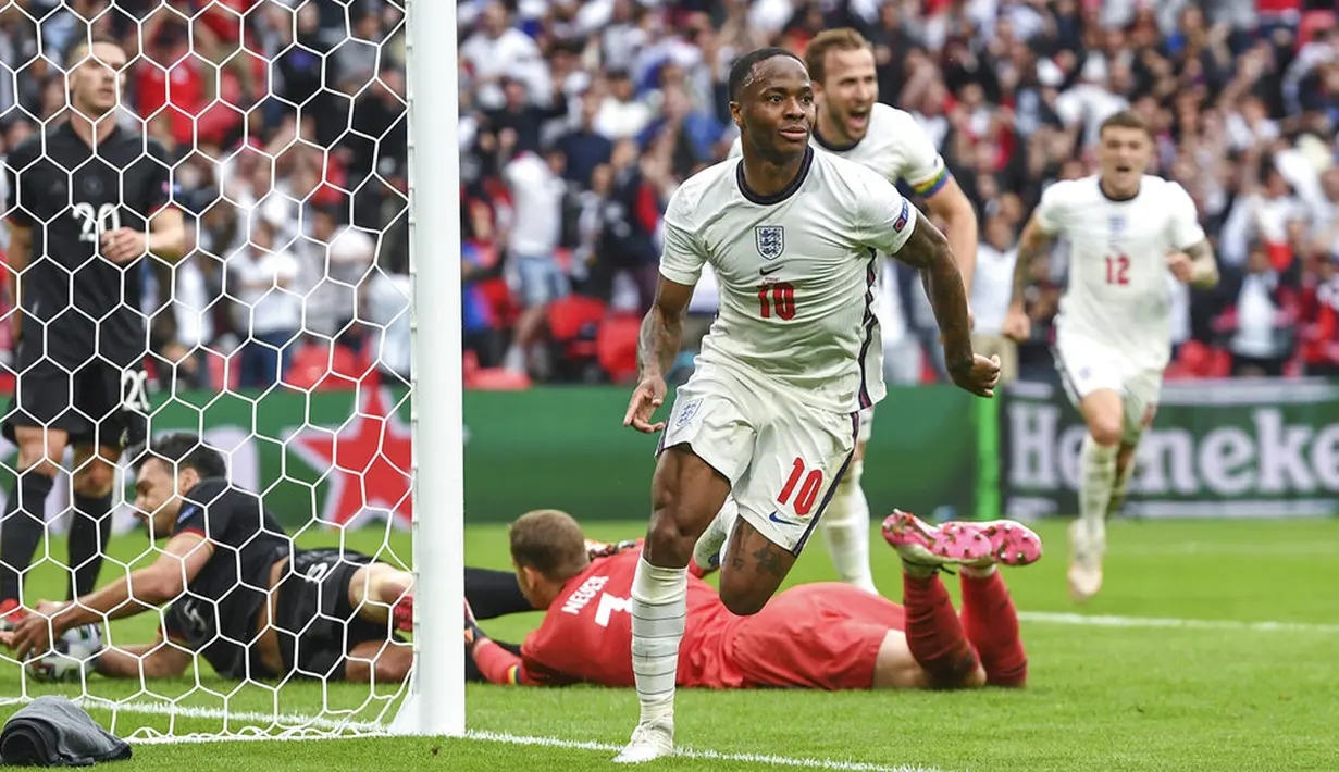 Pemain Inggris Raheem Sterling melakukan selebrasi usai mencetak gol ke gawang Jerman pada pertandingan babak 16 besar Euro 2020 di Stadion Wembley, London, Inggris, Selasa (29/6/2021). Inggris menang 2-0. (Andy Rain, Pool via AP)