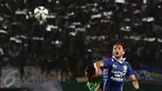 Penyerang Persib, Illia Spasojevic (kanan) berebut bola dengan pemain Persebaya United, Munhar di laga lanjutan Grup A Piala Presiden 2015 di Stadion Si Jalak Harupat, Bandung, Minggu (6/9/2015). Persib unggul 2-0. (Liputan6.com/Helmi Fithriansyah)