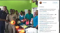 Usain Bolt menyumbangkan uang dan sejumlah peralatan olahraga ke almamaternya, William Knibb Memorial High di Jamaika, Kamis (17/9/2015). (Instagram Usain Bolt) 