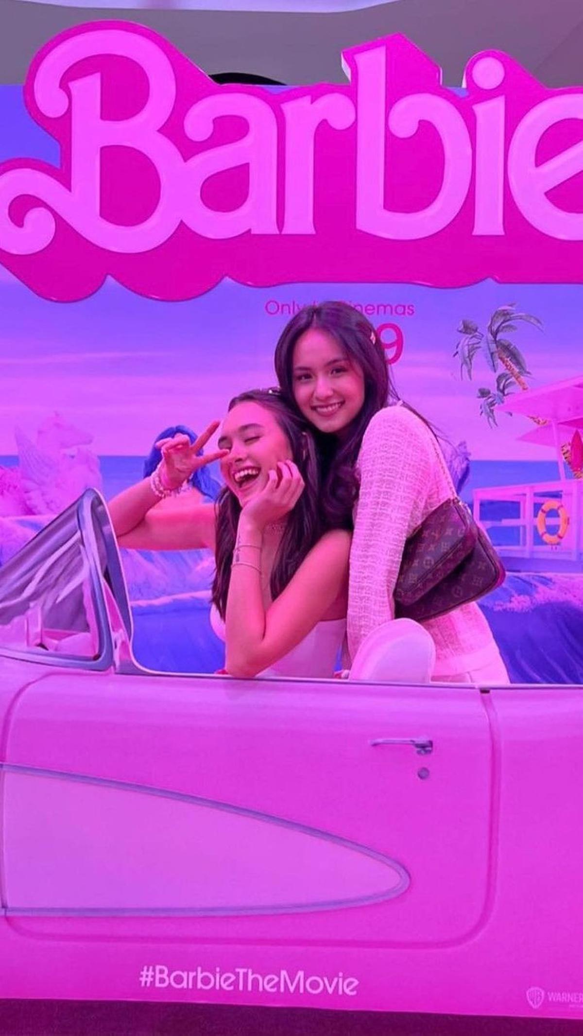Selebritas muda Caitlin Halderman juga tak mau kalah. Bersama temannya Angie Marcheria, Caitlin berfoto di booth mobil milik Barbie.