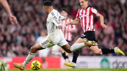 Pemain Real Madrid, Kylian Mbappe mencetak gol pertamanya ke gawang Athletic Bilbao dalam laga lanjutan Liga Spanyol 2025/2026 di Stadion San Mames, Bilbao, Spanyol, Rabu (03/12/2025). (AP Photo/Jose Breton)