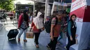 Sejumlah pemudik berjalan menuju pintu keberangkatan di Stasiun Senen, Jakarta, Senin (19/6). Kepala Humas PT KAI Agus Komarudin mengatakan, jumlah penumpang di Stasiun Pasar Senen terus mengalami peningkatan. (Liputan6.com/Gempur M Surya)