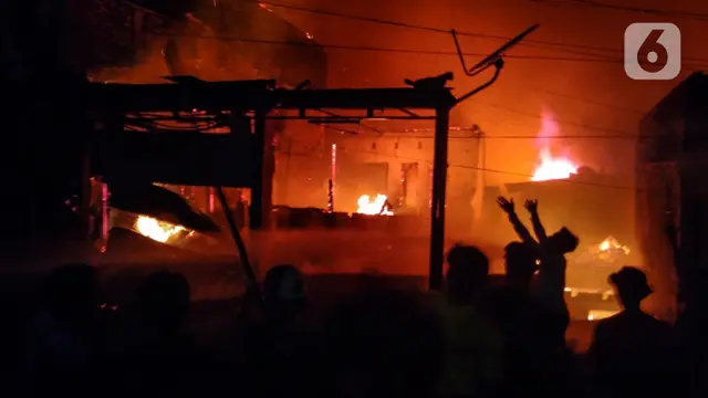 Kebakaran Hebat Hanguskan Kawasan Pasar Gembrong