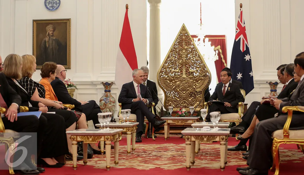 Presiden Joko Widodo bersama PM Australia berbincang saat melakukan pertemuan Istana Merdeka, Jakarta, Kamis (12/11). Presiden Jokowi mengucapkan terima kasih ke pemerintah Australia terkait bantuan mengatasi kebakaran hutan. (Liputan6.com/Faizal Fanani)