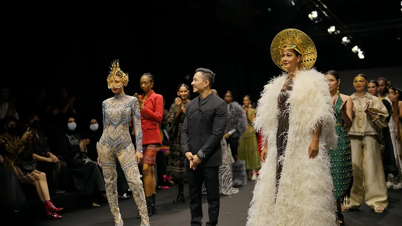 Bersama Make Over,  Hian Tjen Sukses Pamerkan Koleksi Busananya di Arab Fashion Week