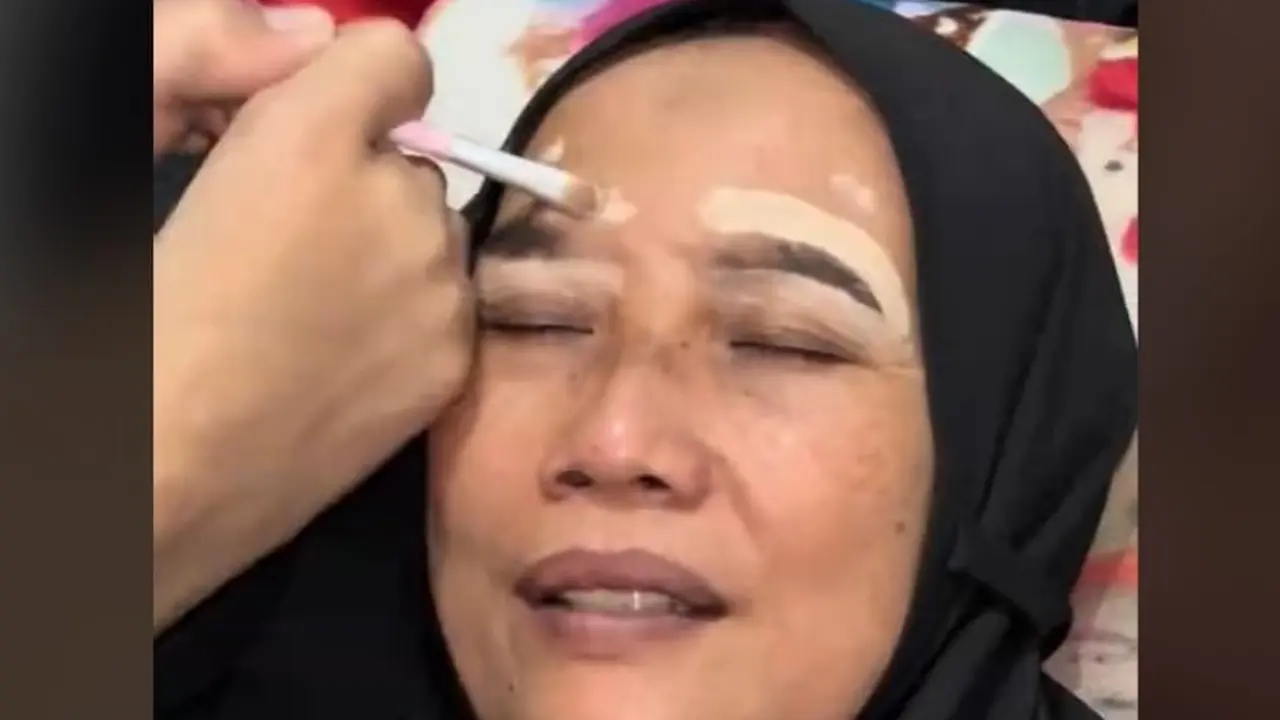 Viral Wanita Disabilotas Makeup Wajah Ibunya Pakai Kaki, Hasilnya Banjir Pujian.