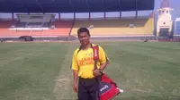 Asisten pelatih Semen Padang, Delfi Adri akan menangani tim Porwil Sumatera Barat. (Bola.com/Arya Sikumbang)