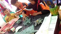 Anak-anak autis Bengkulu merangkai bunga kertas Raflessia (Liputan6.com /  Yuliardi Hardjo Putro)