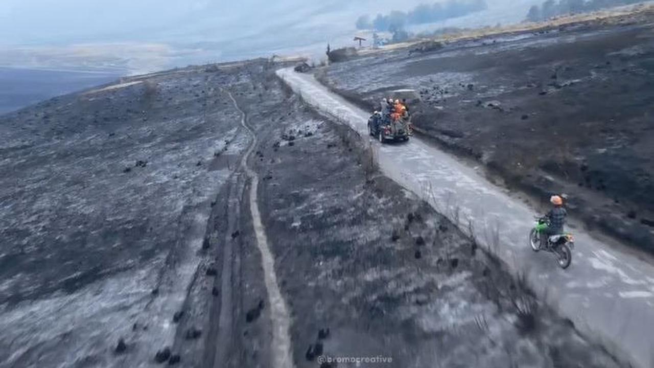 Tak lagi hijau menyegarkan seperti dulu, kini Savana Bromo berwarna hitam menyisakan abu.