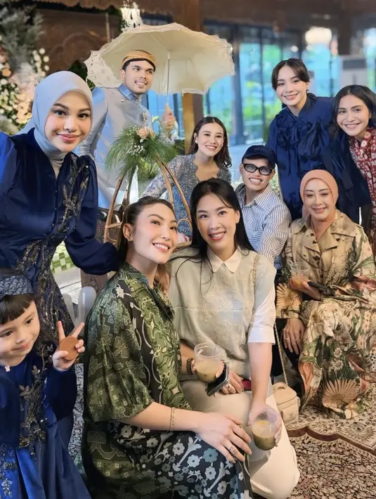 Aurel Hermansyah mengenakan kebaya velvet warna navy dihiasi beads. Dipadukan kerudung warna abu-abu. Ia tampil dengan blush on coral dan lipstik orange. [@mrsayudewi]