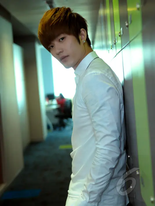 Lee Jeong Hoon tampak lebih keren dengan kemeja putih polos saat mendatangi kantor Liputan6.com, di SCTV Tower, Jakarta, Kamis (15/4/2015). (Liputan6.com/Faisal R Syam)
