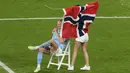 Pemain Manchester City, Erling Haaland, bersama kekasihnya Isabel Haugseng Johansen saat perayaan gelar juara Liga Champions di Ataturk Olympic Stadium, Istanbul, Minggu (11/6/2023). Erling Haaland tampil luar biasa dan mampu meraih treble winner di musim perdananya bersama City.  (AP Photo/Thanassis Stavrakis)