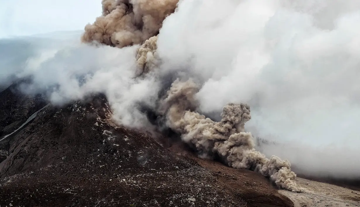 Gunung Sinabung yang mengeluarkan Awan panas disertai material vulkanik, Karo, Sumatera Utara (1/11). Gunung Sinabung meletus untuk pertama kalinya setelah 400 tahun tertidur pada tahun 2010. (AFP Photo/Satar Ginting)