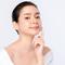Ilustrasi perempuan menggunakan hydrating toner. (c) kitthanes_r@hotmail.com/Depositphotos