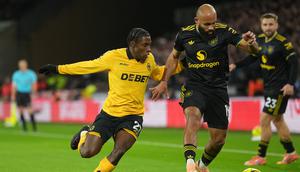 Pemain Wolves Jeanricner Bellegarde dan pemain Manchester United Bryan Mbeumo berebut bola dalam laga Liga Inggris di Molineux Stadium, Selasa, 9 Desember 2025. (Foto AP/Dave Shopland)