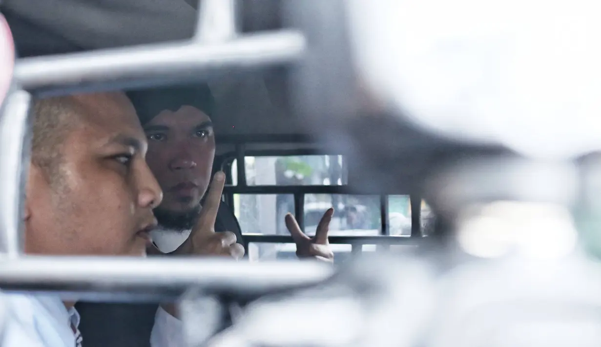 Terdakwa Ahmad Dhani  berada di dalam mobil usai menjalani sidang lanjutan atas kasus ujaran kebencian di PN Jakarta Selatan, Senin (28/1). Hakim menuntut Ahmad Dhani dengan pidana penjara 1 tahun 6 bulan. (Liputan6.com/Faizal Fanani)