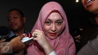 Terpidana kasus korupsi, Angelina Sondakh usai menjadi saksi di Pengadilan Tipikor, Jakarta, Rabu (6/1). Angelina Sondakh menjadi saksi atas kasus dugaan suap yang dilakukan M. Nazaruddin. . (Liputan6.com/Helmi Afandi)