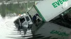 Sebuah truk trailer bermuatan kontainer terjun ke kali Ancol, di jalan RE Martadinata, Pademangan Jakarta Utara.