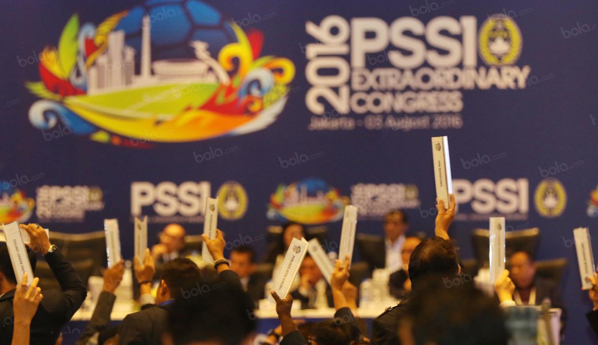 Kongres Luar Biasa PSSI pemungutan suara oleh peserta Kongres Luar Biasa PSSI di Hotel Mercure Ancol, Rabu (3/8/2016). (Bola.com/NIcklas Hanoatubun)