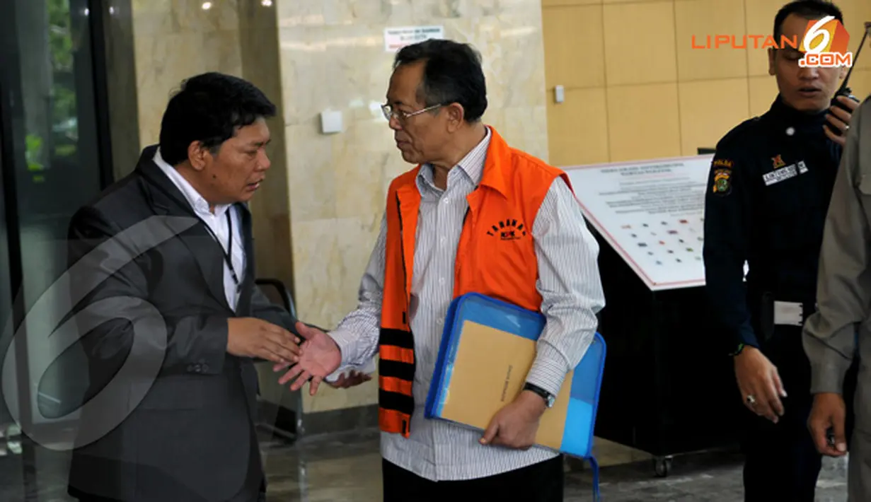 Walikota Bandung Dada Rosada, tersangka kasus suap kepada Hakim Setyabudi langsung dihampiri tim kuasa hukumnya usai menjalani pemeriksaan lanjutan di Gedung KPK (Liputan6.com/Helmi Fithriansyah)