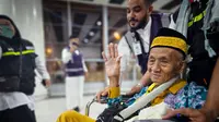Mbah Harun bin Senar, jemaah haji Indonesia tertua tiba di Madinah, Jumat (26/5/2023) dini hari sekitar pukul 01.10 Waktu Arab Saudi (WAS). Jemaah haji berusia 119 tahun ini berasal dari Pamekasan, Madura. (Foto: MCH PPIH Arab Saudi 2023)