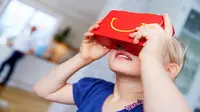 VR Headset ini menggunakan material karton seperti Google Cardboard. Hanya saja, warnanya merah menyala seperti kotak makan take away McD.