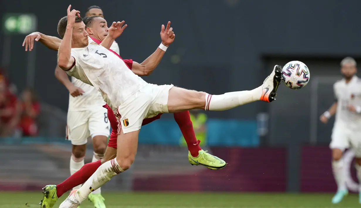 Bek timnas Belgia, Jan Vertonghen berebut bola dengan penyerang Denmark, Yussuf Poulsen pada laga Grup B Euro 2020 di Parken Stadium, Kamis (17/6/2021). Denmark harus mengakui keunggulan Belgia 1-2 dan terancam tersingkir cepat dari Piala Eropa 2020. (AP Photo/Martin Meissner, Pool)