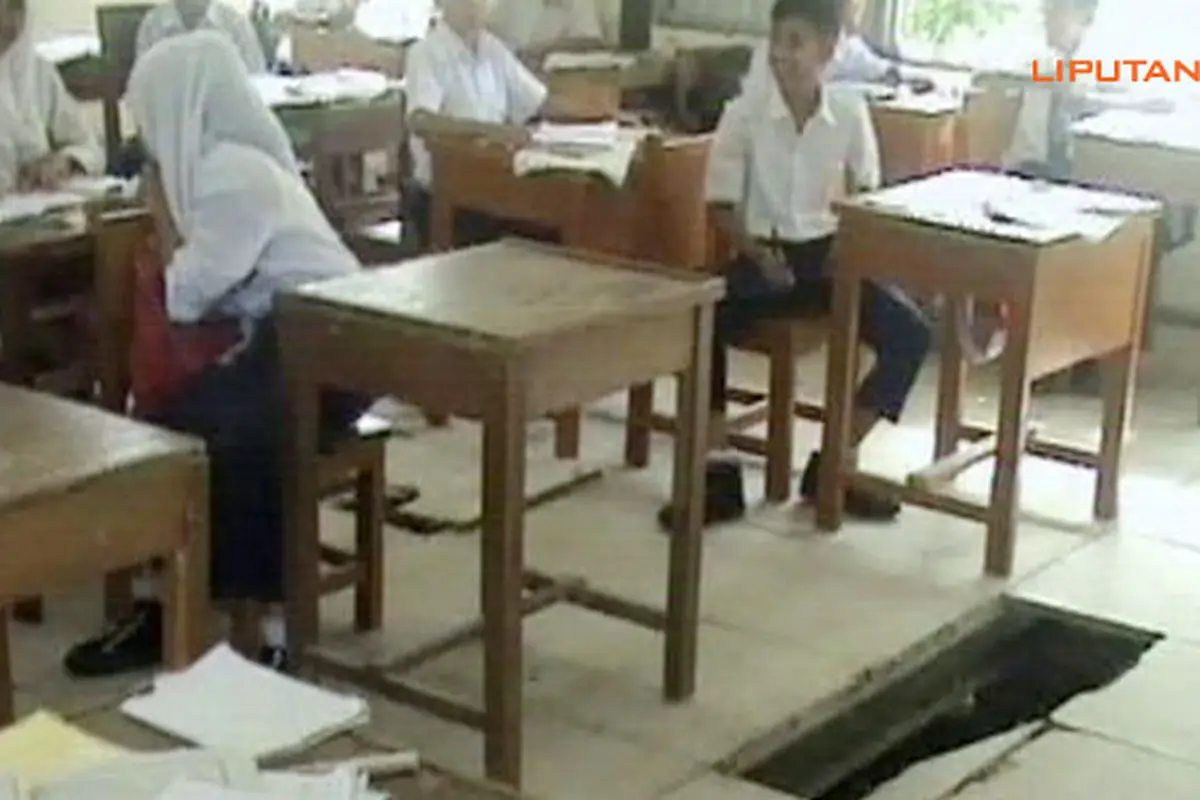 sekolah-bolong-131114b.jpg