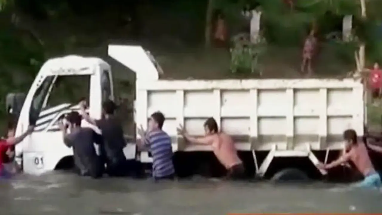 Segmen 6: Truk Terseret Banjir 1 Km hingga Belajar di Bawah Pohon