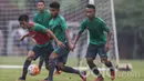 Bek Persib, Henhen Herdiana, berebut bola dengan gelandang Persela, Saddil Ramdani, saat mengikuti seleksi Timnas Indonesia U-22 di Lapangan SPH Karawaci, Banten, Selasa (7/3/2017). (Bola.com/Vitalis Yogi Trisna)