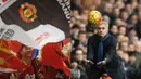 Fans Manchester United  kecewa dengan performa tim yang tidak konsisten, begitu juga dengan pelatih Van Gaal, mungkin Jose Mourinho menjadi solusi bagi The Reds. (AFP Photo/Peter Parks/Ben Stansall)