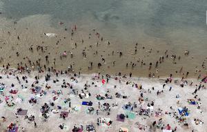 Libur perayaan Hari Raya Idul Fitri 1446 Hijriah atau Lebaran 2025 dimanfaatkan warga untuk berwisata ke sejumlah tempat, salah satunya Pantai Ancol Taman Impian, Jakarta. (Liputan6.com/Herman Zakharia)