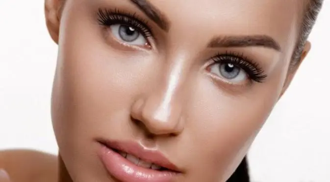 Makeup glossy berbeda dengan wajah berminyak, ini caranya agar wajah tetap prima. (iStockphoto)