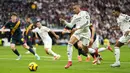 Pemain Real Madrid, Kylian Mbappe memberikan umpan saat laga lanjutan Liga Spanyol 2024/2025 melawan Girona di Santiago Bernabeu Stadium, Madrid, Minggu (23/02/2025) waktu setempat. (AP Photo/Manu Fernandez)