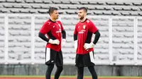 Emil Audero (kiri) dan Maarten Paes (kanan) terlihat sedang bercengkrama saat sesi latihan Timnas Indonesia di Stadion Madya, Gelora Bung Karno, Jakarta, Sabtu (22/3/2025).