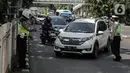 Polisi lalu lintas memberhentikan pengendara mobil saat Operasi Zebra Jaya 2022 di Jakarta, Selasa (4/10/2022). Operasi Zebra Jaya dilaksanakan pada tanggal 3 hingga 17 Oktober untuk menekan jumlah pelanggaran lalu lintas. (Liputan6.com/Faizal Fanani)