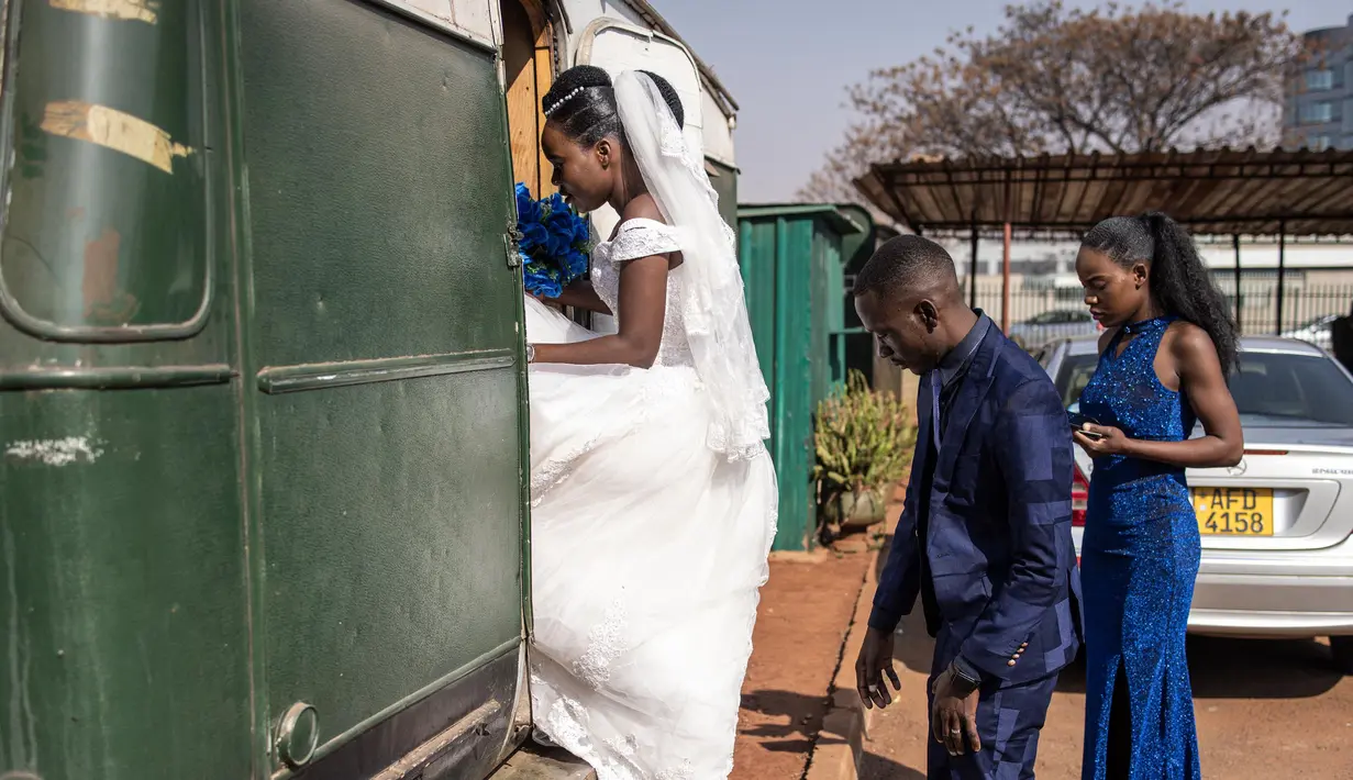 Selama lebih dari satu dekade, Daphne Siwardi telah menjalankan toko penyewaan pengantin dari mobil van beratap putih. (JOHN WESSELS/AFP)