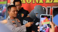 Kapolres Tuban AKBP Suryono, ketika menunjukkan salah satu pelaku. (Istimewa)