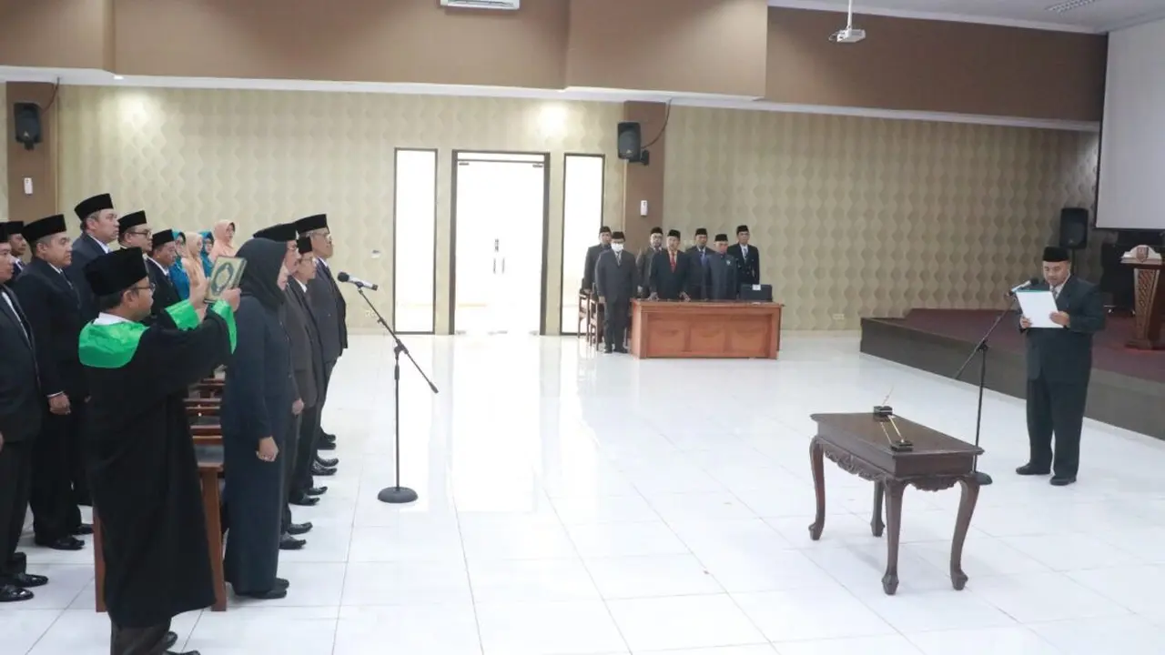 Proses pengambilan sumpah mutasi jabatan di lingkungan Pemkab Probolinggo (Istimewa)