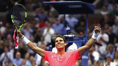 Petenis unggulan pertama asal Spanyol, Rafael Nadal berselebrasi setelah mengalahkan petenis Rusia, Andrey Rublev pada perempatfinal turnamen AS Terbuka 2017 di New York, Rabu (6/9). Nadal menang 3 set langsung 6-1, 6-1 dan 6-2. (Clive Brunskill/AFP)